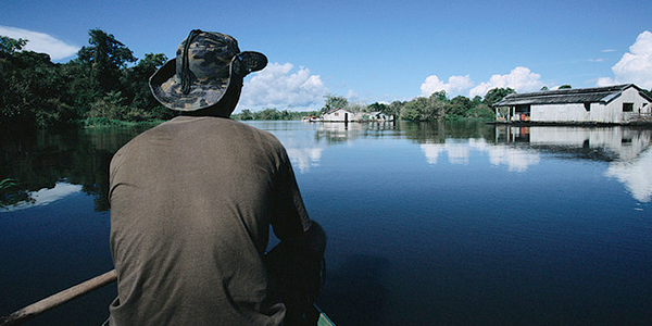 A fisherman goes out in search of Piranha on Lake Iranduba, in the Amazon region of Brazil. - Photo: World Bank/Flickr